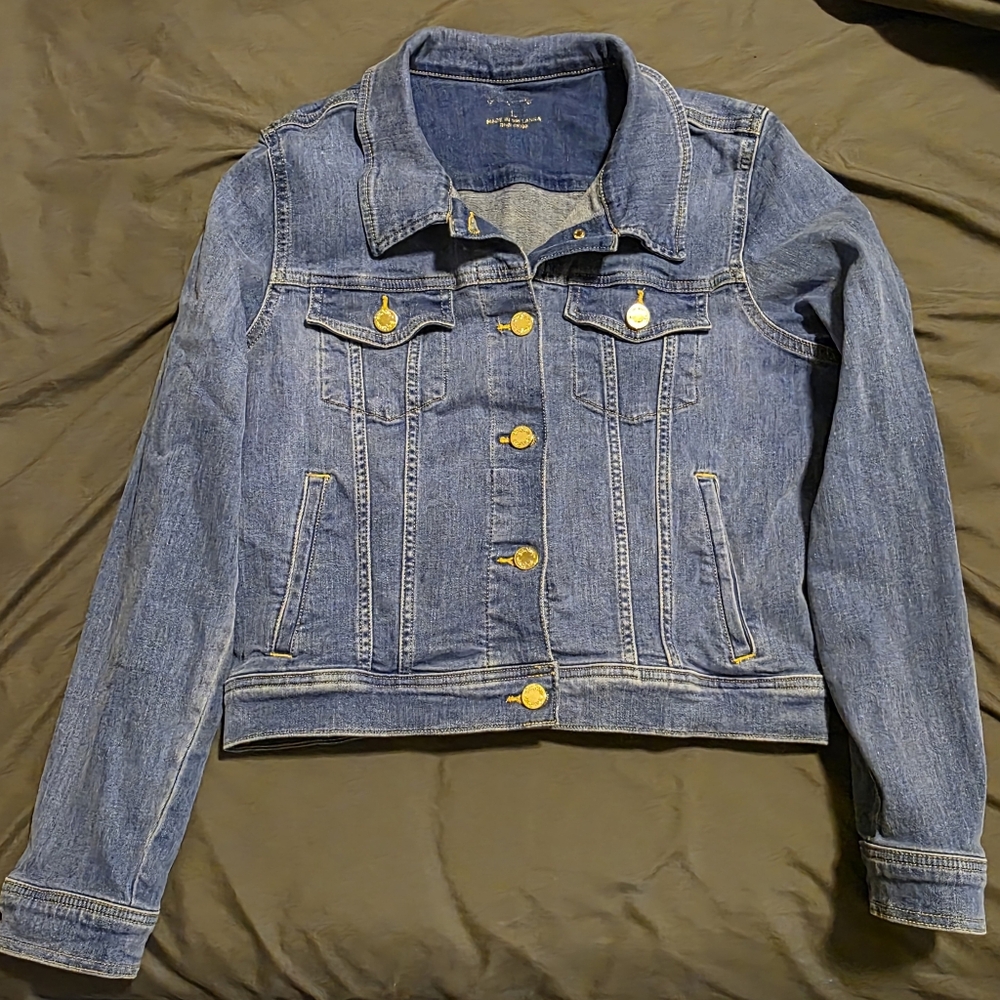 Lily Pulitzer jean jacket. Size Medium. Excellent Condition. No rips or tears.